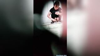 Đột kích quay lén toilet nữ sinh.