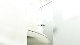 Quay lén wc