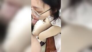 Em gái Việt đeo kính deep throat