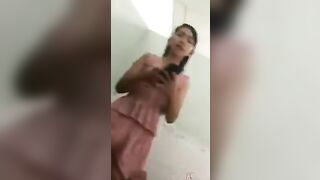 Em vừa nhắn tin với người yêu vừa bú mút