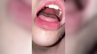đang địt nhau phê thì a đưa cu lên mồm bảo bú rồi bắn tinh đầy mồm