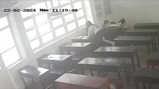 Học sinh chơi luôn trong lớp học