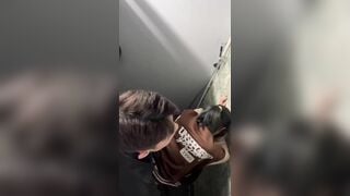 Clip sex quay lén 2 em Gen Z trốn nhà vệ sinh chịch