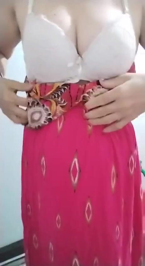 Bé mập khoe lồn