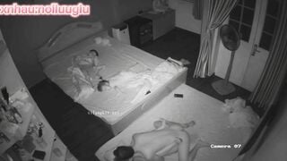 Vợ chồng lén địt khi con ngủ, nước lồn lênh láng