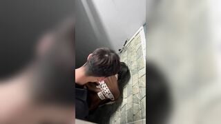 Quay lén đôi trẻ đụ trong nhà vệ sinh