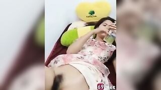 Em gọi sang nhà chơi và em không mặc đồ lót