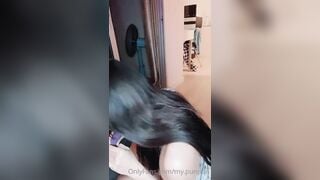 Đang cởi đồ bú sex toy ở phòng khách thì mẹ về
