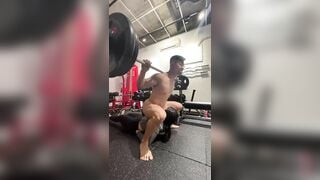 Vừa đẩy tạ vừa bú cu kích thích thật