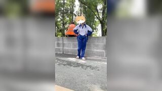 Em học sinh mê public ở trường học sau lưng bác lao công