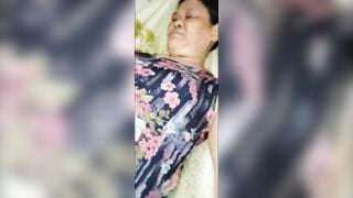 Sờ lồn mẹ vợ thằng bạn
