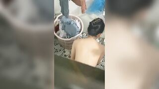 Lâu lâu lại quay trộm em nó tắm đang đến tháng