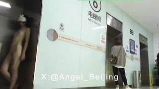 Khỏa thân đi đêm ở bệnh viện thì bị bắt gặp