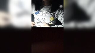 Bé *** show hàng cho trai lạ xem