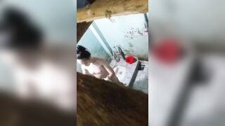 Quay con chị khi đang tắm