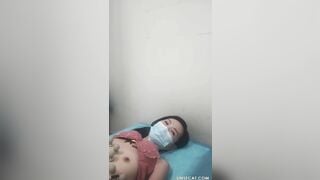 Bác sĩ quay lén các em teen tới khám