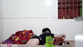 Trốn vào phòng ba mj để bú cu lồn cho nhau