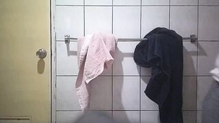 Quay lén vợ hàng xóm đi làm về bị phát hiện