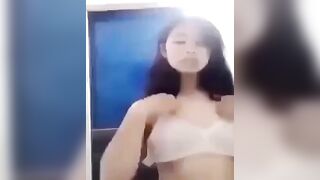 Em gái thủ dam khi bame vắng nhà