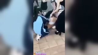 Trời ơi tội nghiệp nhỏ đi chơi bị đám bạn đánh lột đồ