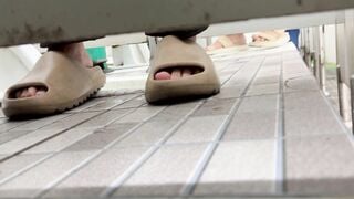 Quay lén đi đái wc