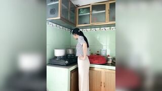 nuwng quá dang nau cơm vẫn phải ra khoe hàng khi nhà vẫn còn người