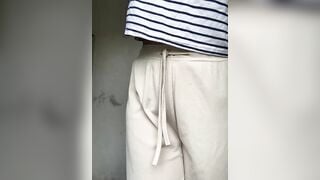 nuwng quá dang nau cơm vẫn phải ra khoe hàng khi nhà vẫn còn người