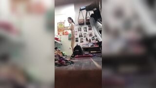 Ở trọ một mình thì mặc đồ làm gì