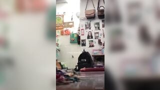 Ở trọ một mình thì mặc đồ làm gì