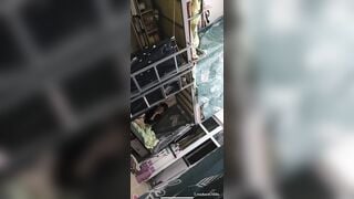 Giả vờ gọi điện để quay kén bạn cùng phòng vú to