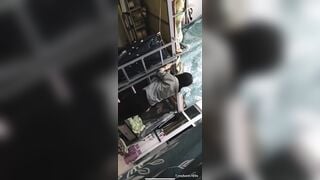 Giả vờ gọi điện để quay kén bạn cùng phòng vú to