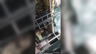 Giả vờ gọi điện để quay kén bạn cùng phòng vú to