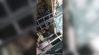 Giả vờ gọi điện để quay kén bạn cùng phòng vú to
