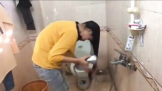 Quay lén em gái đi làm về suýt bị phát hiện