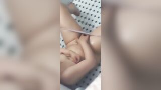 quay lén phát hiện chị gái đang móc bướm thủ dâm