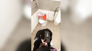 Hai em học sinh C3 Lén lút trong nhà vệ sinh siêu thị, em mút chùn chụt như chết đói