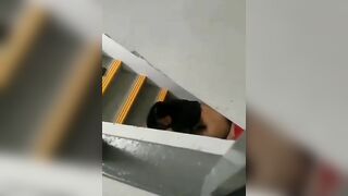 Quay lén đôi trẻ đụ nhau ở cầu thang chung cư