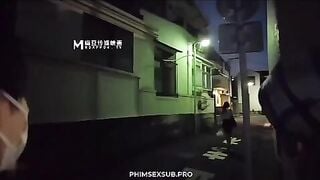 Gái xinh bị hai tên dâm tặc bắt cóc xong thay nhau địt cho nát lồn