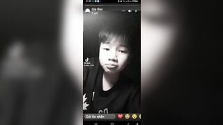 bé tí tập quay sex