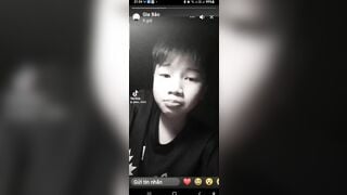 bé tí tập quay sex