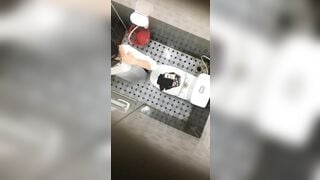quay lén nhà vệ sinh nữ của trường nội trú em học sinh thay đồ