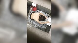 quay lén nhà vệ sinh nữ của trường nội trú em học sinh thay đồ