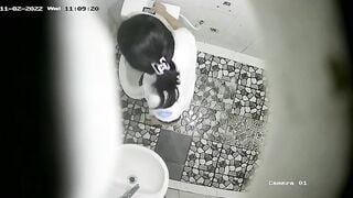 quay lén con bạn đi tè trong nhà WC của trường
