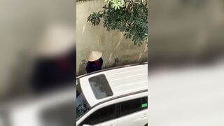 Quay lén đái bậy