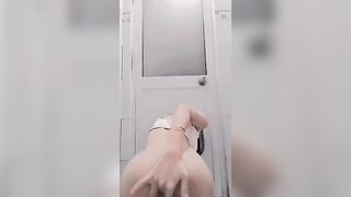 Đang móc thì mẹ mở cừa vào và cái kết