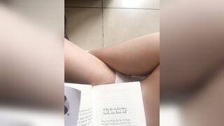 Vừa đọc sách vừa lén lút show lồn trong thư viện