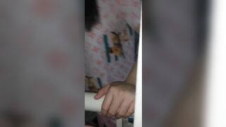 Chờ nhà ngủ hết mới dám thò tay qua cửa sổ móc bím em (1)