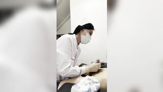 Bác sĩ lấy tinh trùng cho bệnh nhân