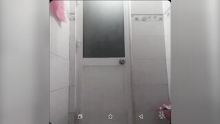 Gạ mãi mới chịu moc cho xem
