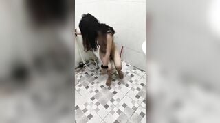 Em gái bị xuất trong vào nhà wc rửa r khóc lóc